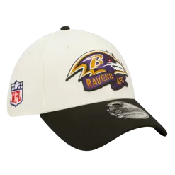 NEW ERA Baltimore Ravens Cream / Black 2022 Sideline 39THIRTY Flex Hat